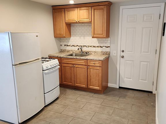 4th image of 408 Summer St #3