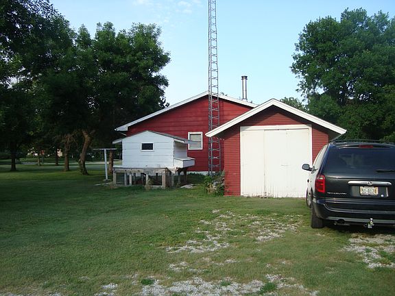 Back w/small garage