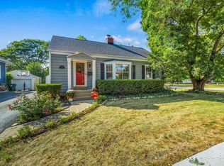 24 N Kennicott Ave, Arlington Heights, IL 60005