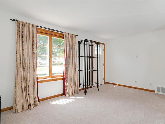 3rd image of 223 E Grand Blvd