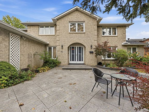 5th image of 42 Dawnridge Trl