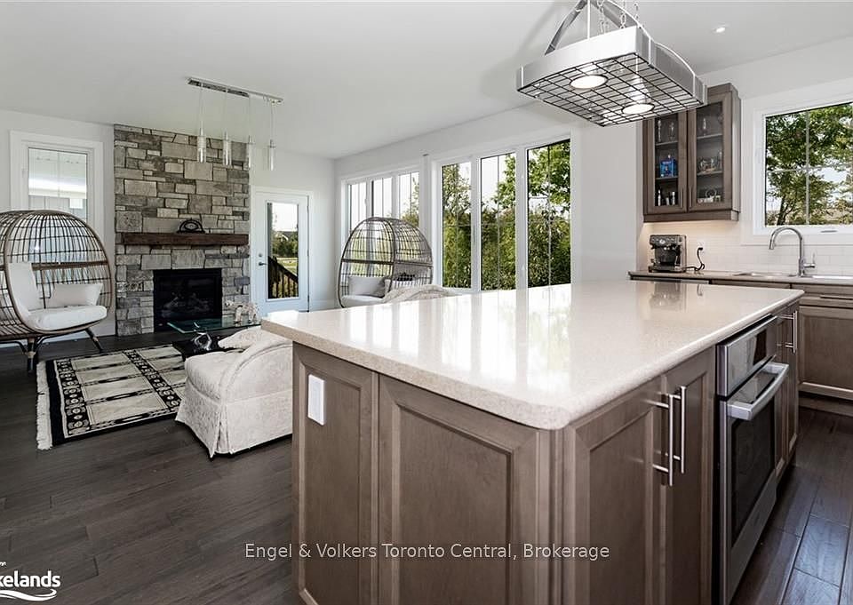 1st image of 364 Yellow Birch Cres