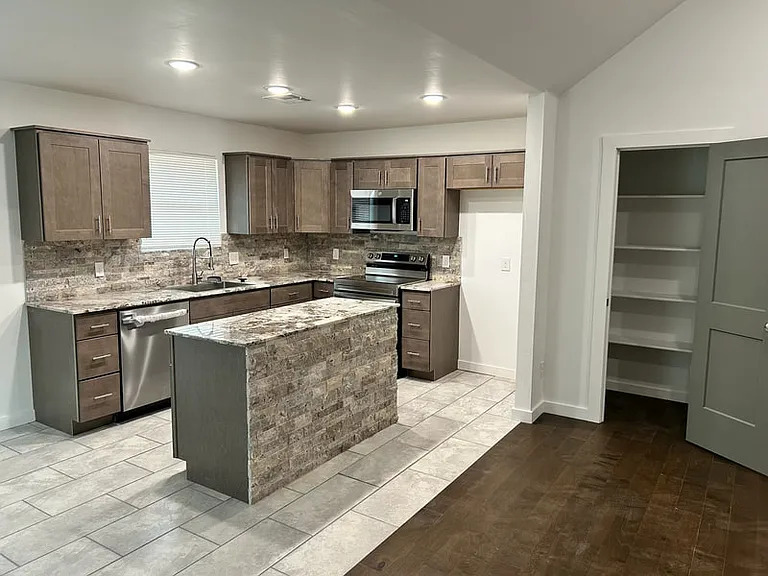 4517 E Lincoln St — Photo 5