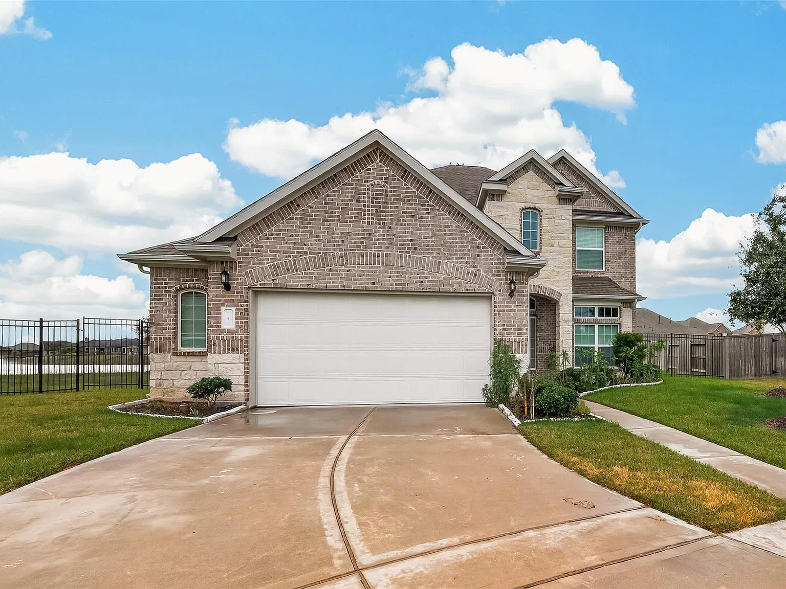 4 bed, 3.5 bath, 2562 sqft, $3,200 — Photo 2