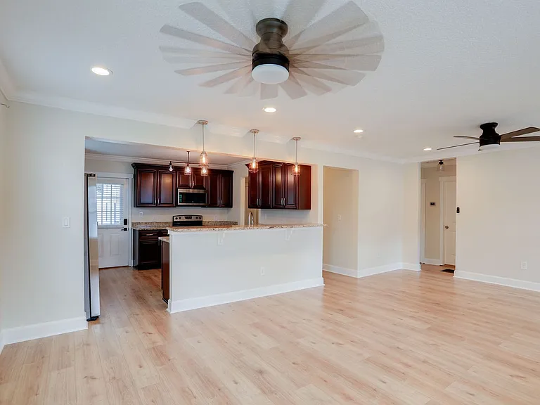 1033 N Hampton Ave — Photo 7