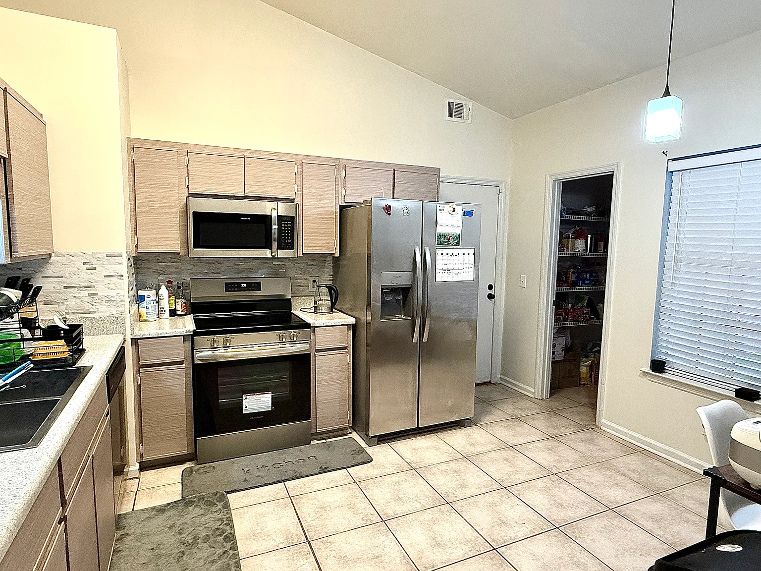 3 bed, 1279 sqft, $2,050 — Photo 3