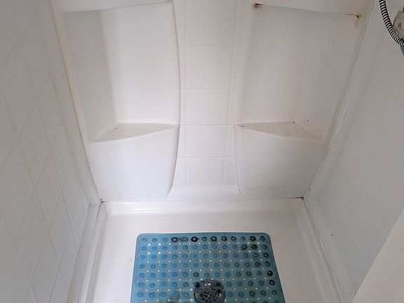 5th image of 2305 26th St NE