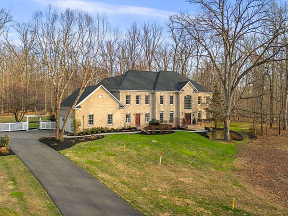 3rd image of 3091 Emerald Valley Rd