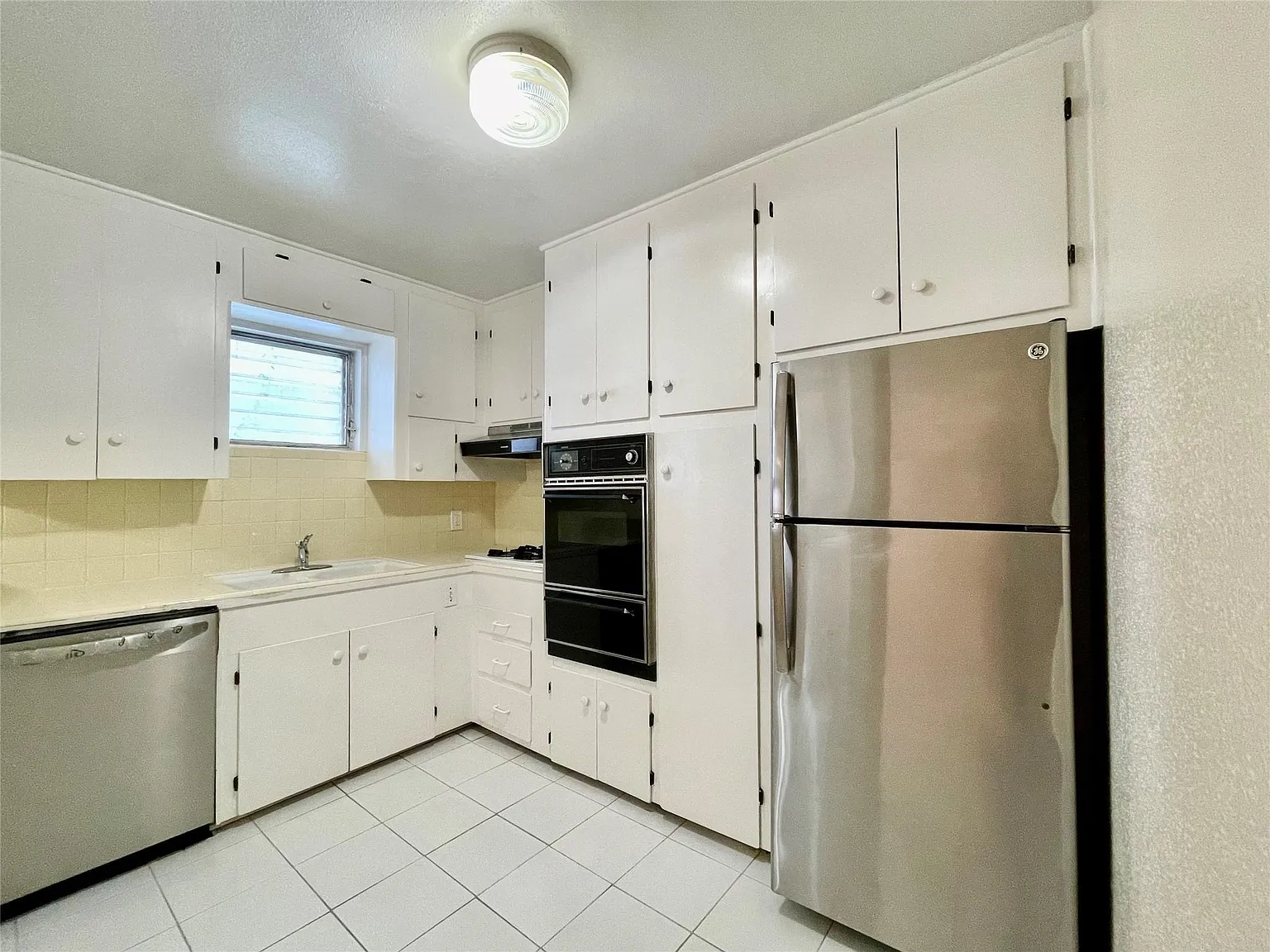 2 bed, 1.0 bath, 700 sqft, $1,300 — Photo 3