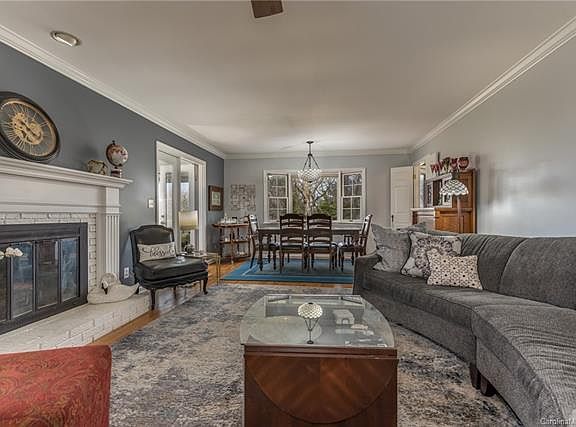 5th image of 427 Deerhaven Ln