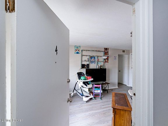 3rd image of 3714 Noblitt Dr