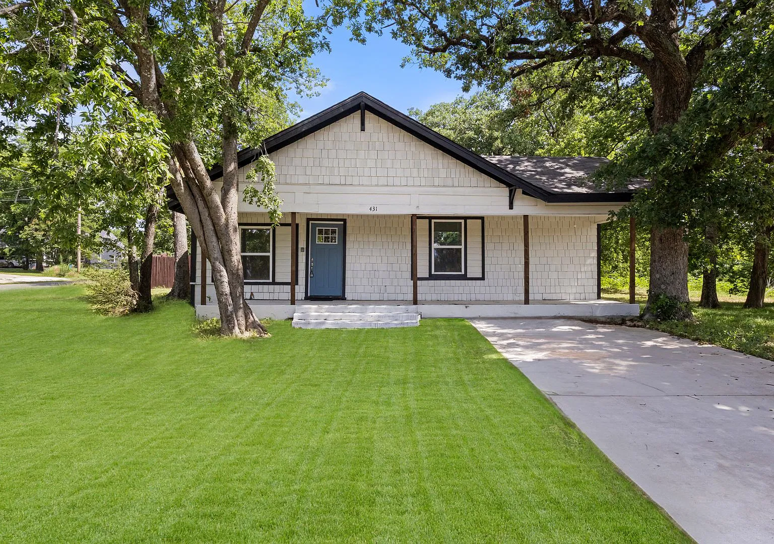 Charming Renovated Home for Lease in Denison! — Photo 1