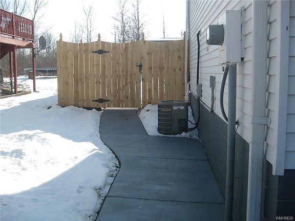 3rd image of 74 Oakhill Dr