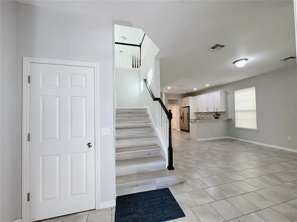 4 bed, 2.5 bath, 2087 sqft, $2,900 — Photo 3