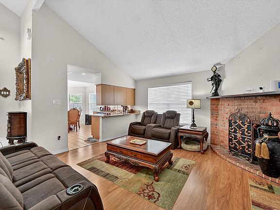 3rd image of 525 Berryhill Dr