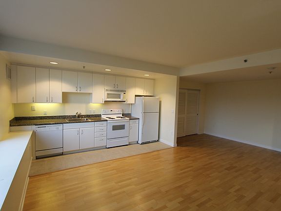 3rd image of 260 King St Unit 583