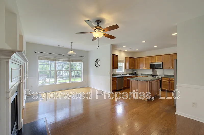 4 bed, 2.5 bath, 2397 sqft, $2,395 — Photo 4