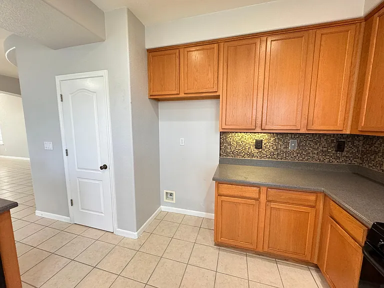 2451 Hanson Dr — Photo 12