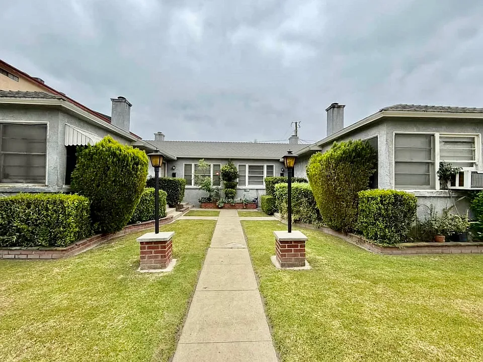 1404 W Victory Blvd #C
