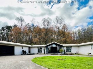 898 Teays Ln, Hurricane, WV 25526