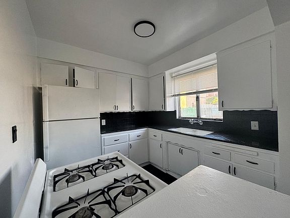 4th image of 12809 Oak St APT D