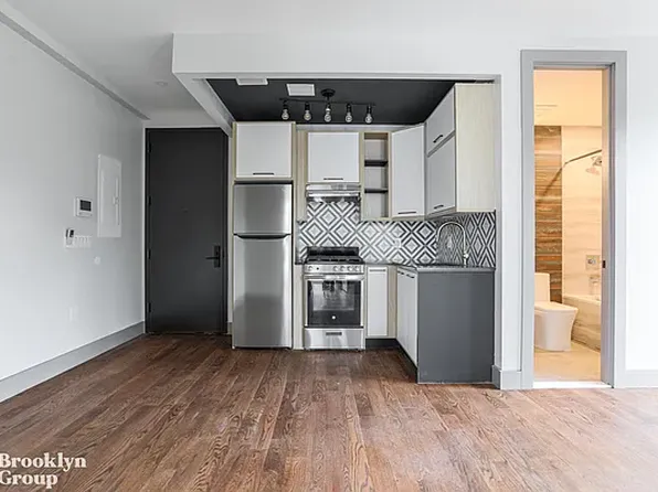 1896 De Kalb Avenue image 3 of 11