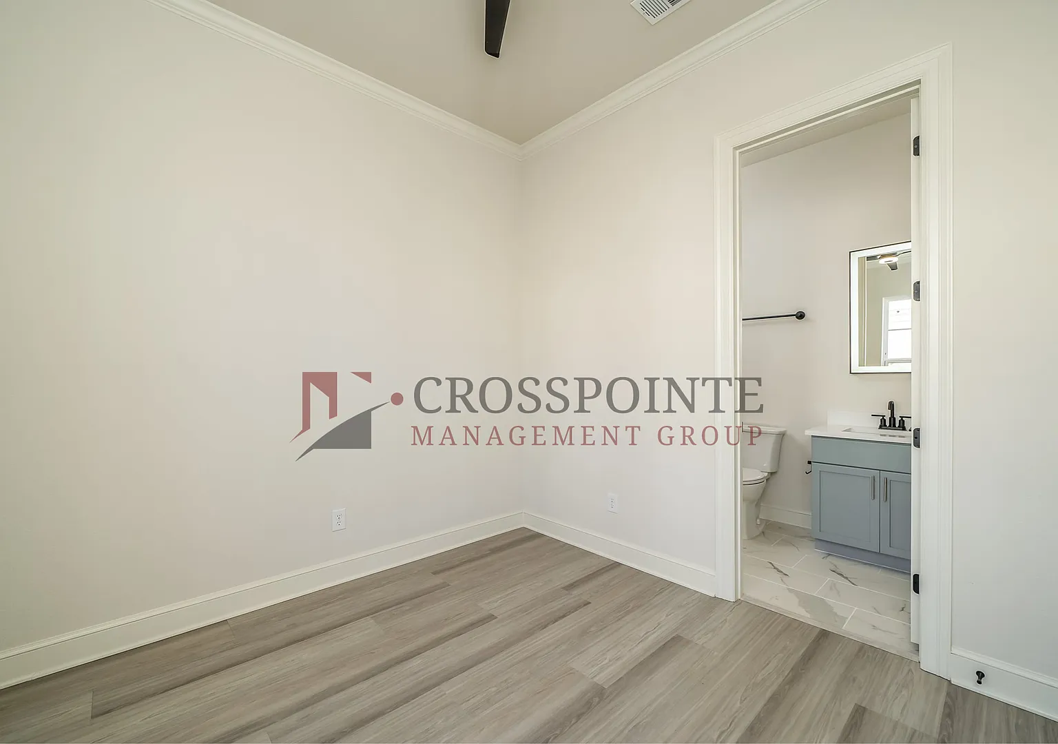 Luxury 3 bedroom, 3.5 Bath, 2 Car Garage Townhome- Fully Furnished! — Photo 4