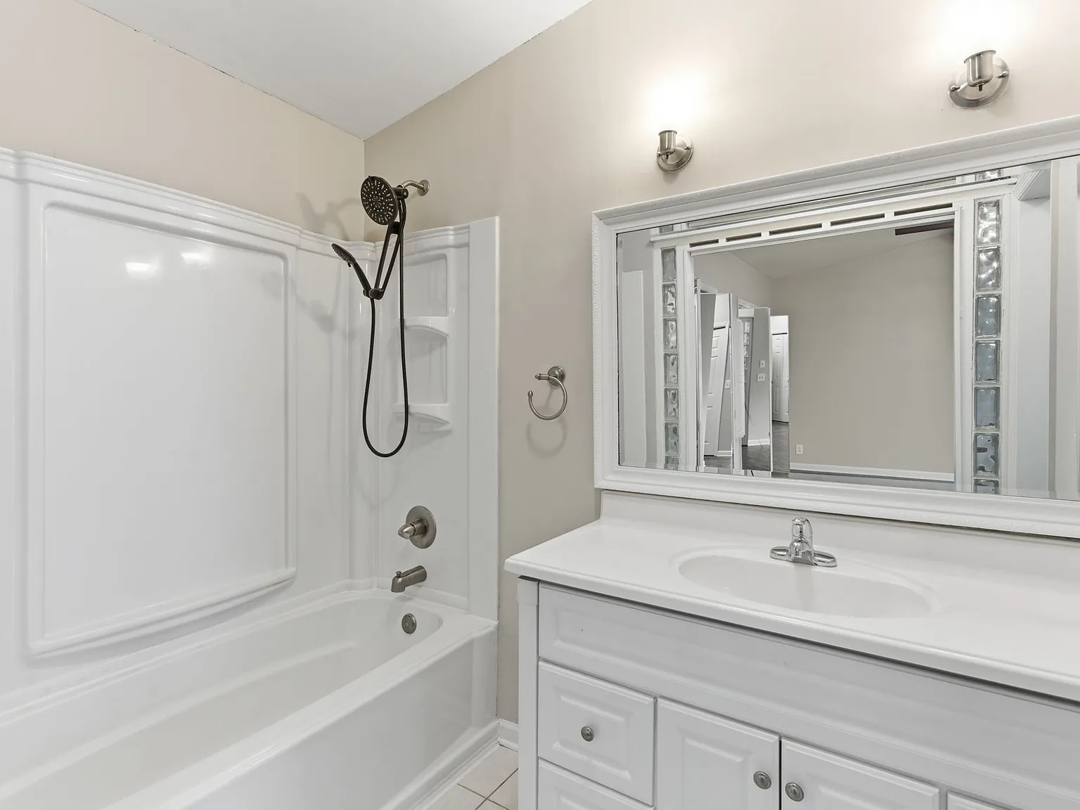 1 bed, 932 sqft, $1,695 — Photo 4