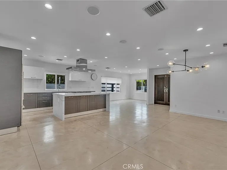 4925 Nagle Ave — Photo 15