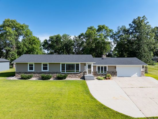 1214 S Darling Dr NW, Alexandria, MN 56308