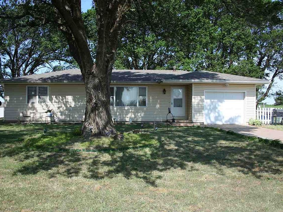 Beautiful Rose of Sharon bushes line the front of the property. All 1.7 acres!