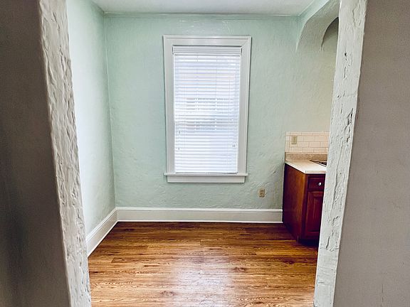 Arched entry into dining area and kitchen