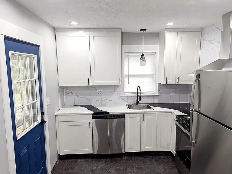 410 Fairfield Ave NW — Photo 3