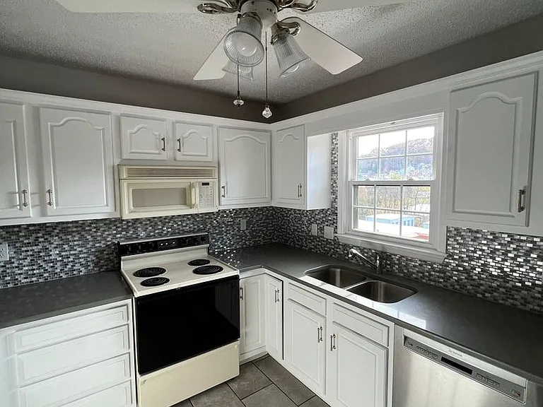 604 Phoenix Ct — Photo 7
