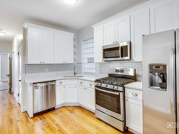 4th image of 2916 N Albany Ave #1