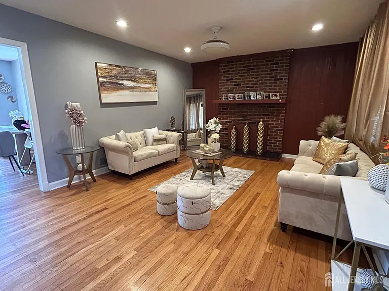 869 Gates Ave — Photo 3