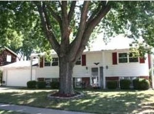 2411 Avalon Dr, Bettendorf, IA