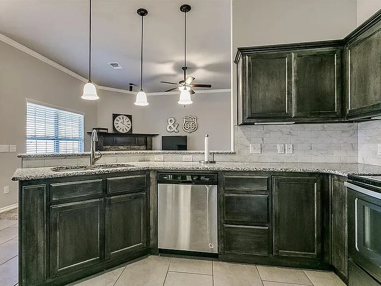 525 Talon Dr — Photo 15