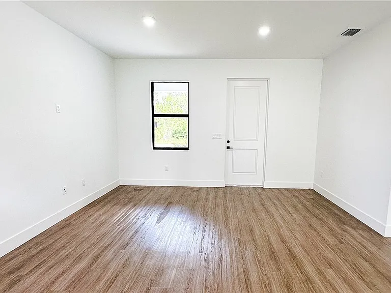 1148 Craft St E — Photo 12