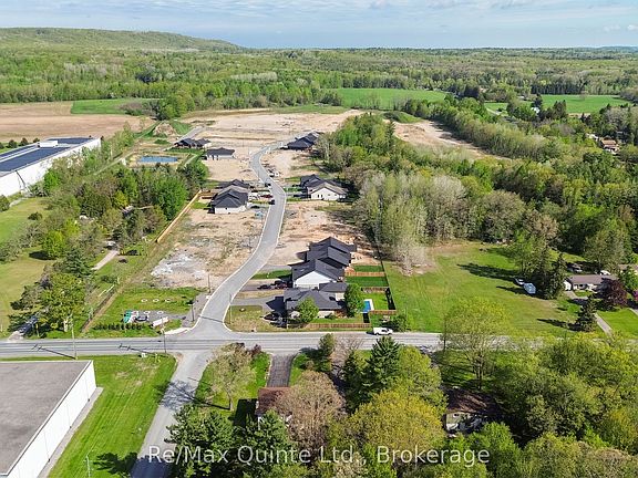 5th image of 13 Deerview Dr