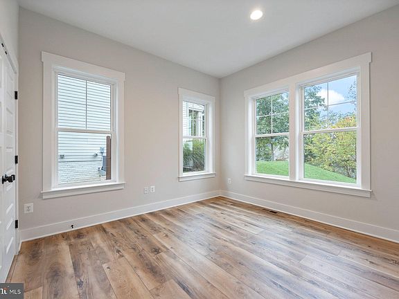 5th image of 10907 Oakcrest Cir
