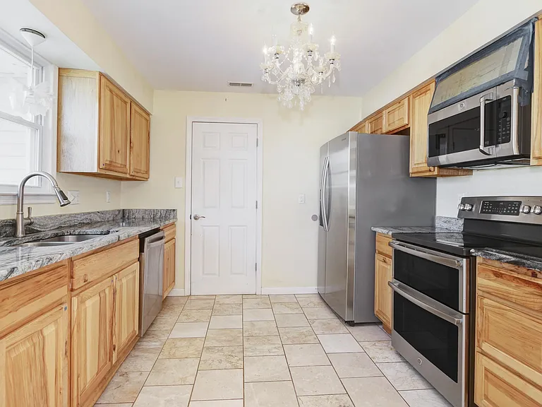 361 N Richmond Ave — Photo 4