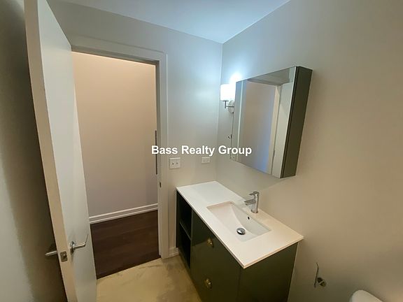 3rd image of 5021 N Kenmore Ave #213