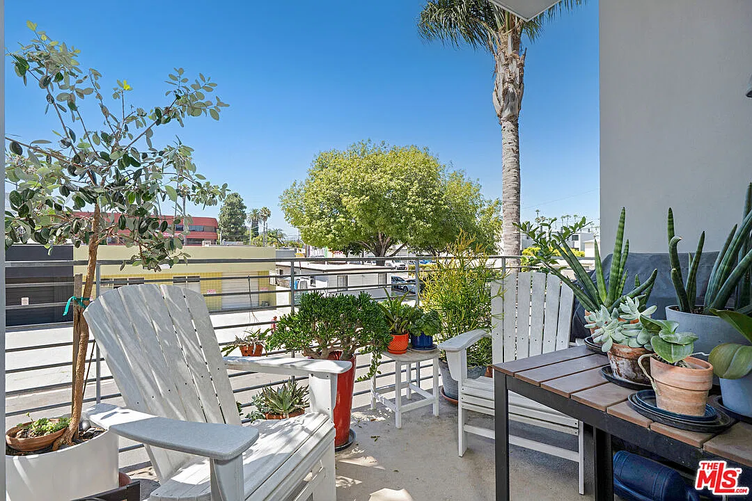 2 bed, 2.0 bath, 1200 sqft, $5,400 — Photo 3
