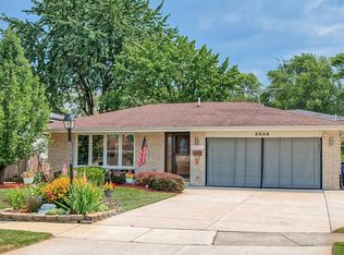 8839 Lotus Dr, Hickory Hills, IL 60457