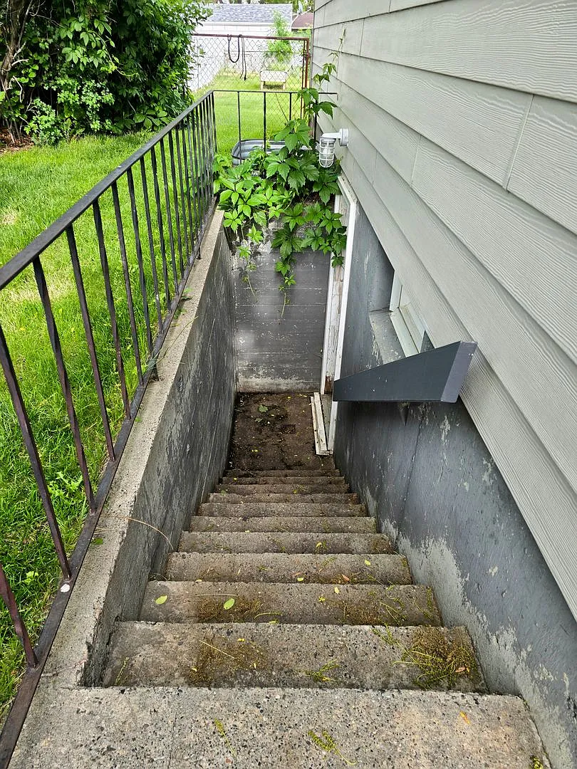 1621 10th ST W — Photo 2