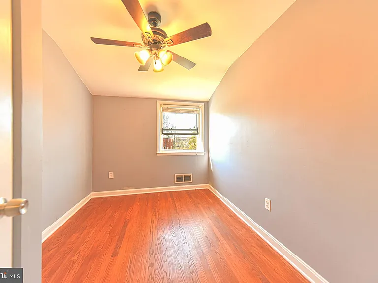 1130 Linden Ave — Photo 15