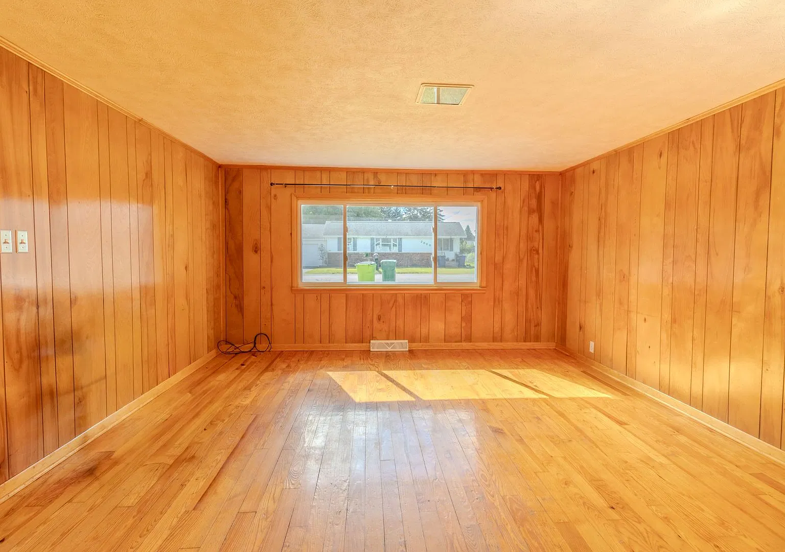 Well Maintained Home in Great TC Location — Photo 3