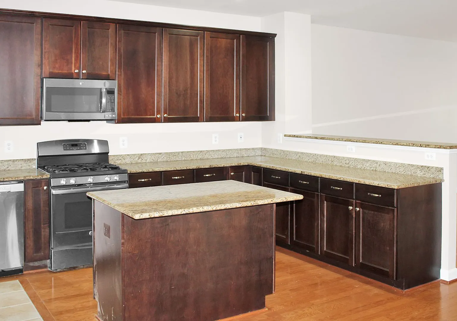 Garage townhome with mountain views — Photo 4