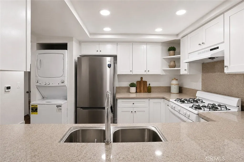 2 bed, 893 sqft, $2,800 — Photo 2